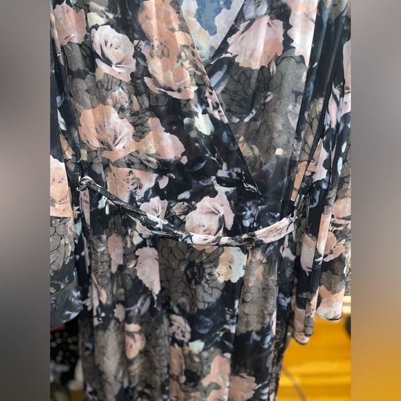City Chic floral belted maxi dress. Size 18, but runs larger - Picture 4 of 4
